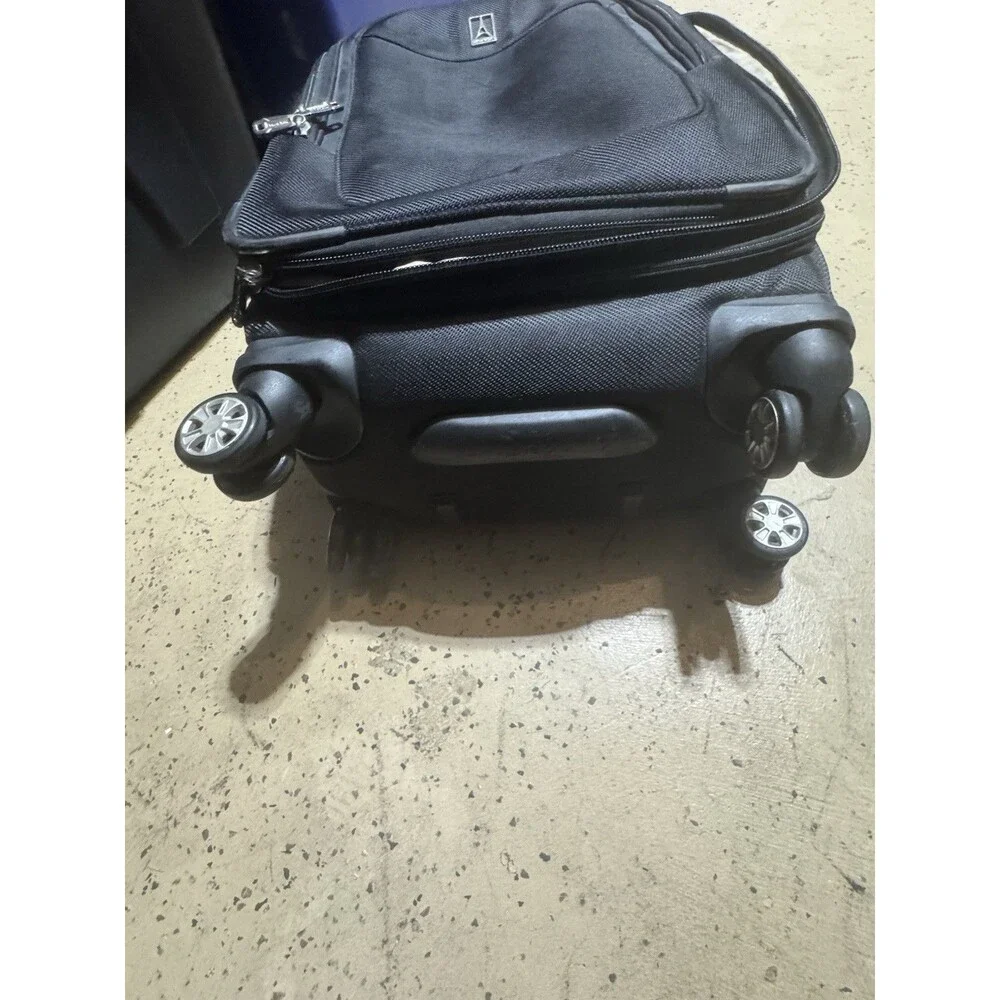 Travelpro Maxlite 5 Softside Expandable Luggage 4 Spinner Wheels 22” Carry On